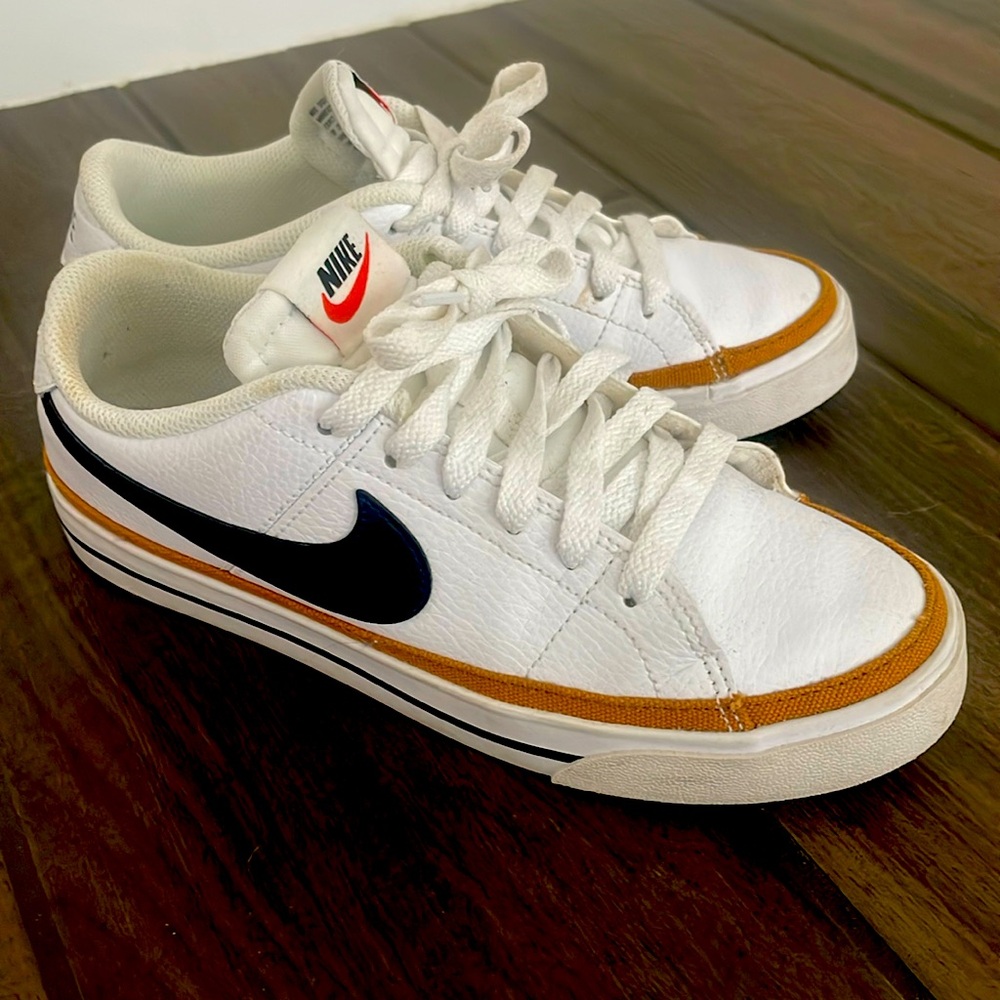 Nike Women’s Court Legacy Size 7